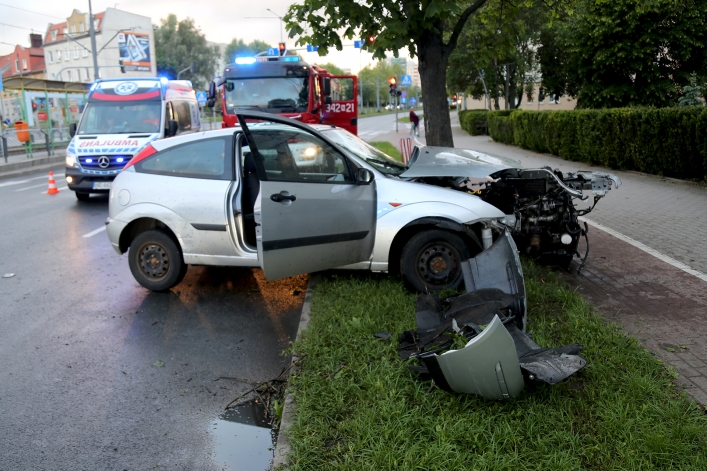 Ford uderzył w drzewo na Płk. Dąbka