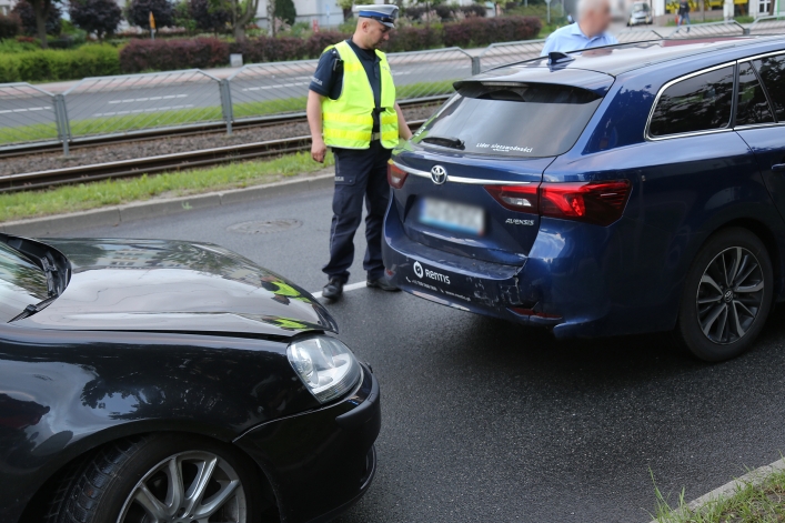 Ford uderzył w drzewo na Płk. Dąbka