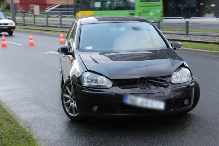 Ford uderzył w drzewo na Płk. Dąbka