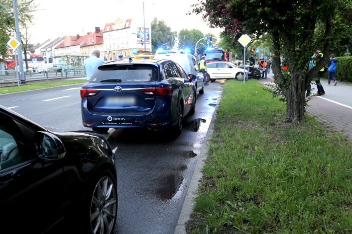Ford uderzył w drzewo na Płk. Dąbka