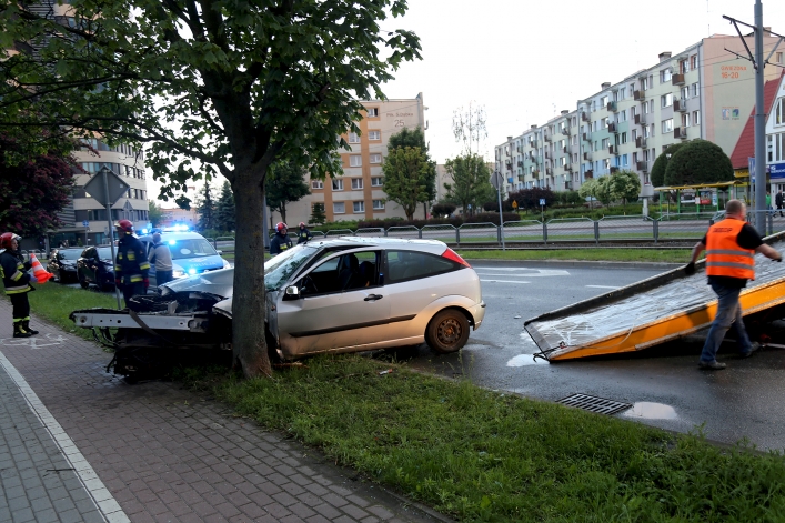 Ford uderzył w drzewo na Płk. Dąbka