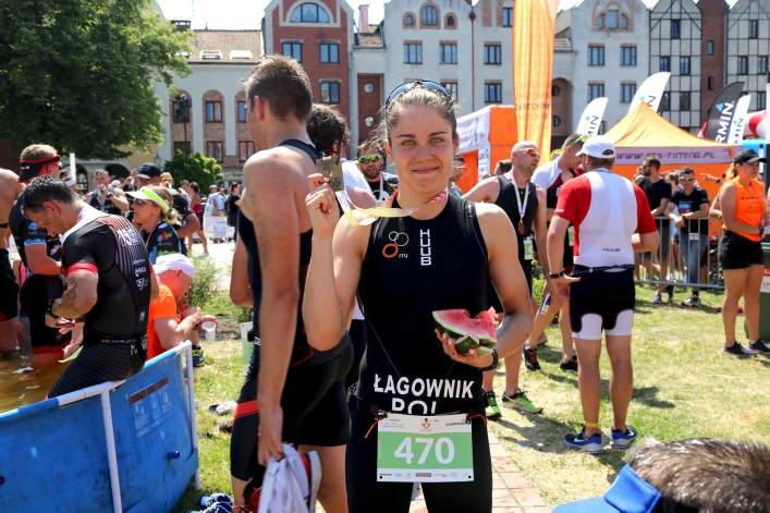 Garmin Iron Tritahlon Elbląg 2018. Marta Łagownik z Gdańska prezentuje złoty medal (1/8 IM) 