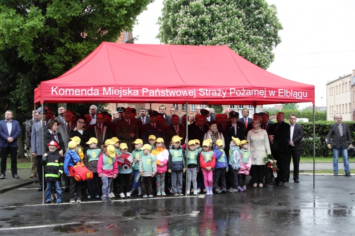 Gaszą pożary, ratują ludzi, walczą z żywiołami. Wczoraj świętowali