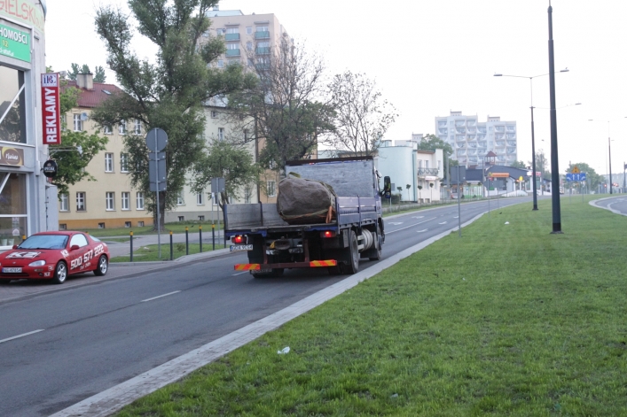Głaz z ul. 12 Lutego przeniesiony na rondo