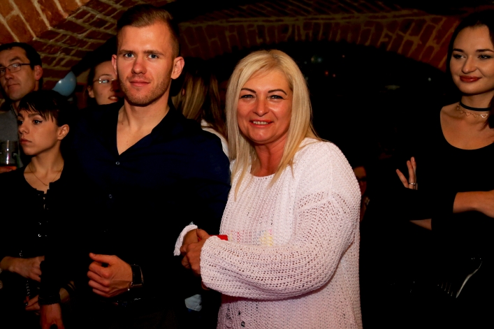 Gracjan Kalandyk i przyjaciele zagrali dla Sary w pubie Sąsiedzi 