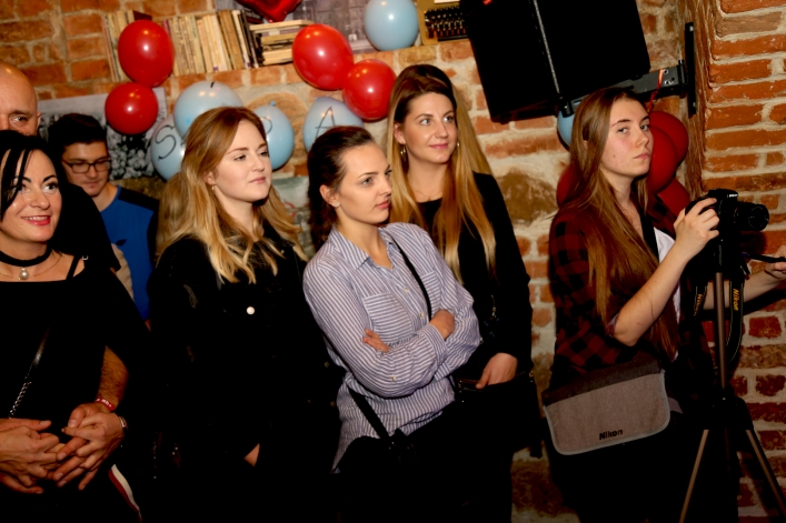 Gracjan Kalandyk i przyjaciele zagrali dla Sary w pubie Sąsiedzi 