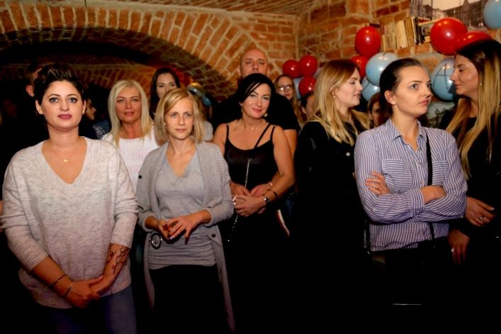Gracjan Kalandyk i przyjaciele zagrali dla Sary w pubie Sąsiedzi 