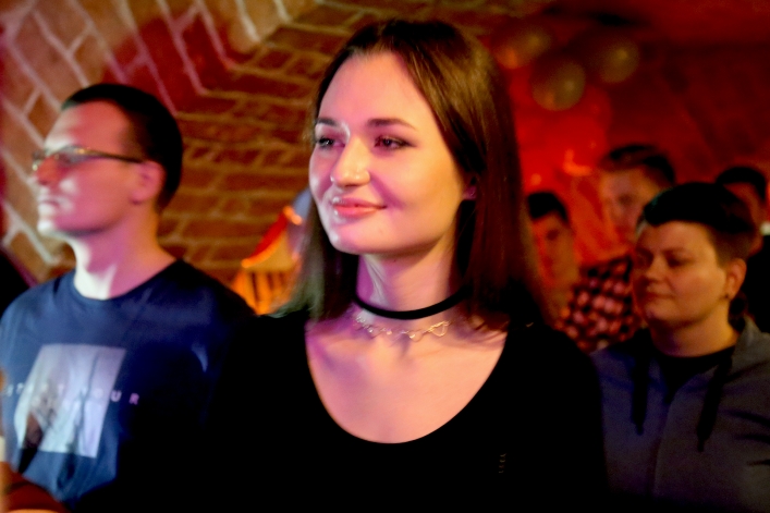 Gracjan Kalandyk i przyjaciele zagrali dla Sary w pubie Sąsiedzi 