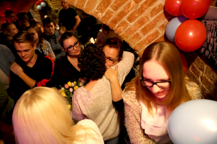  Gracjan Kalandyk i przyjaciele zagrali dla Sary w pubie Sąsiedzi 