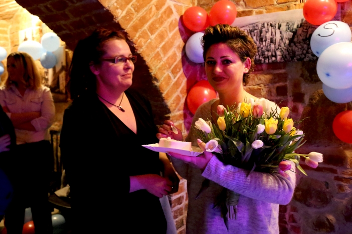Gracjan Kalandyk i przyjaciele zagrali dla Sary w pubie Sąsiedzi 