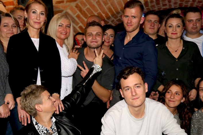 Gracjan Kalandyk i przyjaciele zagrali dla Sary w pubie Sąsiedzi 