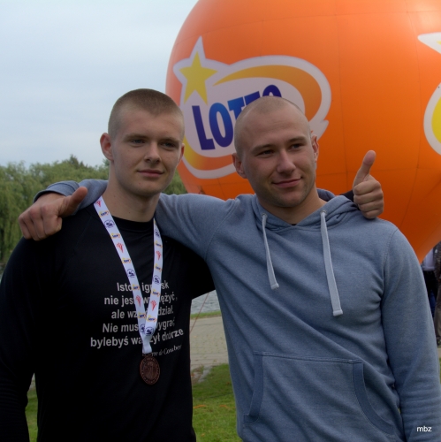 Grad medali dla elbląskich kajakarzy na mistrzostwach Polski w zimnym Augustowie!