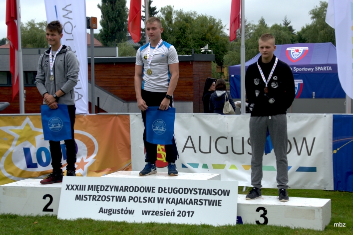 Grad medali dla elbląskich kajakarzy na mistrzostwach Polski w zimnym Augustowie!
