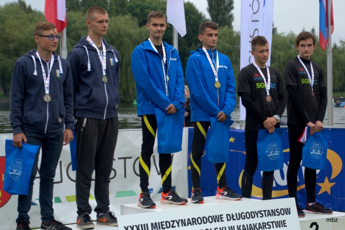 Grad medali dla elbląskich kajakarzy na mistrzostwach Polski w zimnym Augustowie!