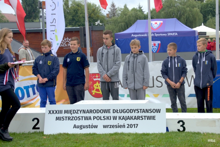Grad medali dla elbląskich kajakarzy na mistrzostwach Polski w zimnym Augustowie!