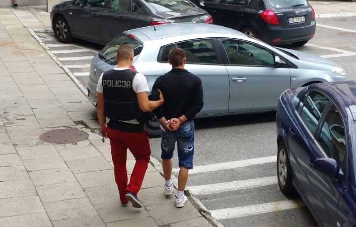 Groził bronią i okradł małżeństwo w domu. Teraz posiedzi