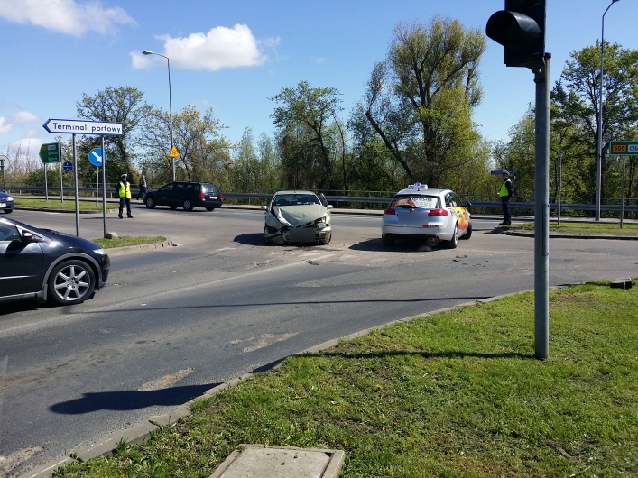 Groźna stłuczka dwóch samochodów osobowych