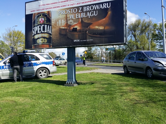 Groźna stłuczka dwóch samochodów osobowych