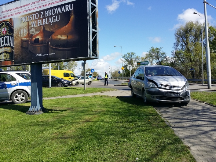Groźna stłuczka dwóch samochodów osobowych