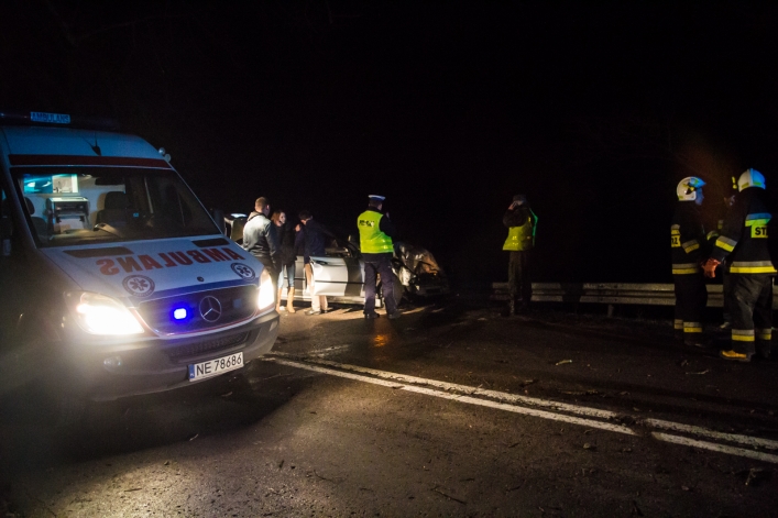 Groźne zderzenie na drodze w kierunku Braniewa. Dwie osoby w szpitalu
