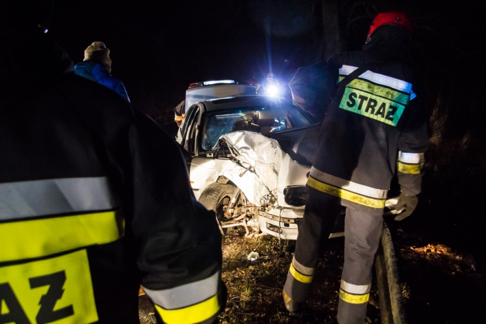 Groźne zderzenie na drodze w kierunku Braniewa. Dwie osoby w szpitalu