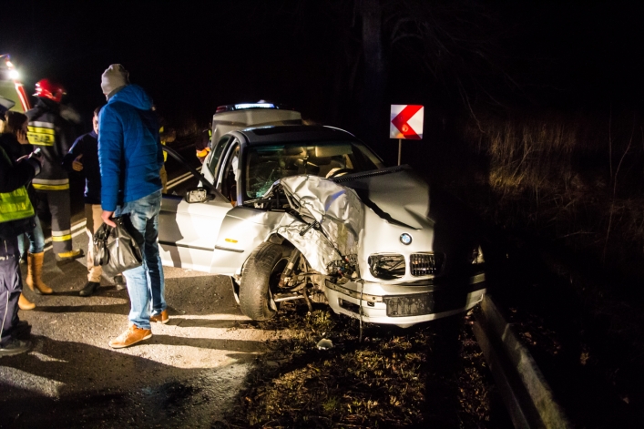 Groźne zderzenie na drodze w kierunku Braniewa. Dwie osoby w szpitalu