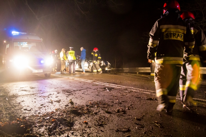 Groźne zderzenie na drodze w kierunku Braniewa. Dwie osoby w szpitalu