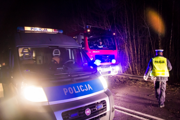 Groźne zderzenie na drodze w kierunku Braniewa. Dwie osoby w szpitalu