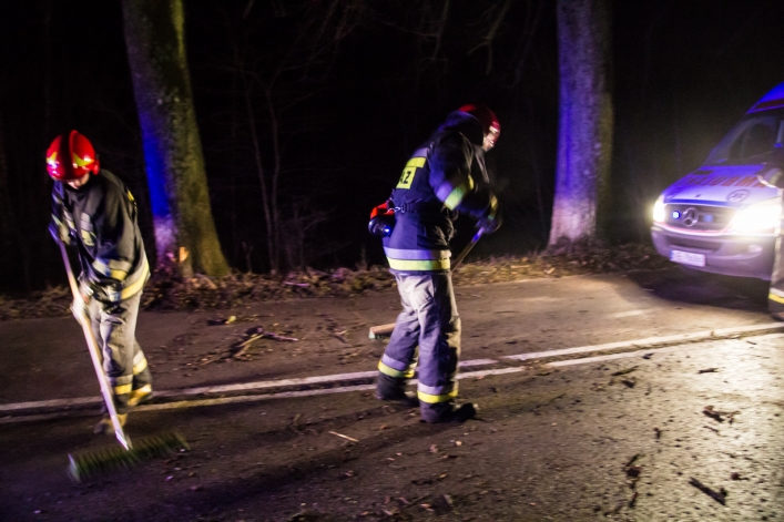Groźne zderzenie na drodze w kierunku Braniewa. Dwie osoby w szpitalu