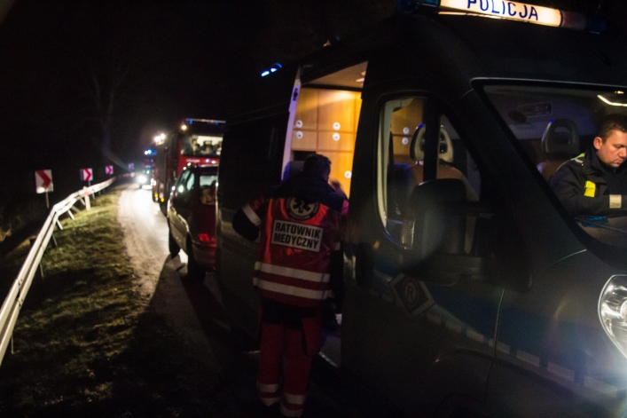 Groźne zderzenie na drodze w kierunku Braniewa. Dwie osoby w szpitalu