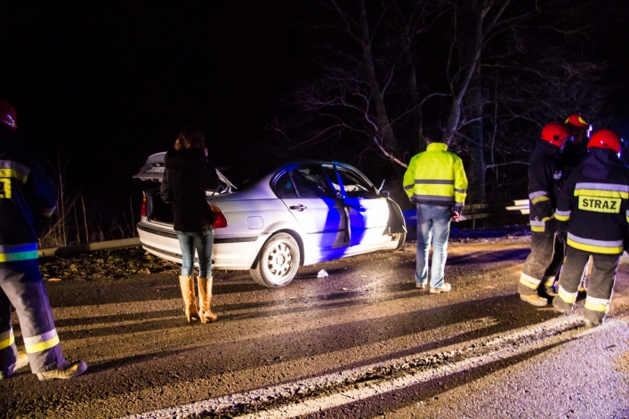 Groźne zderzenie na drodze w kierunku Braniewa. Dwie osoby w szpitalu