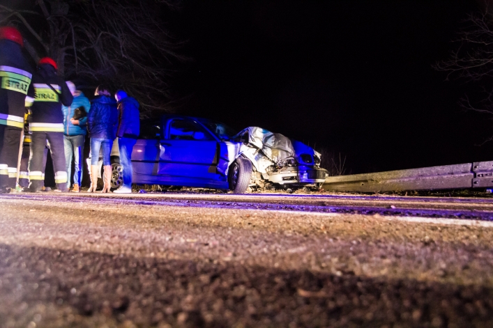 Groźne zderzenie na drodze w kierunku Braniewa. Dwie osoby w szpitalu