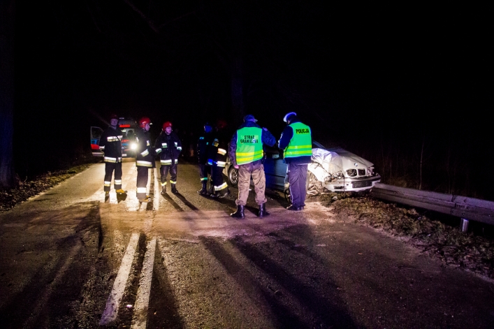 Groźne zderzenie na drodze w kierunku Braniewa. Dwie osoby w szpitalu