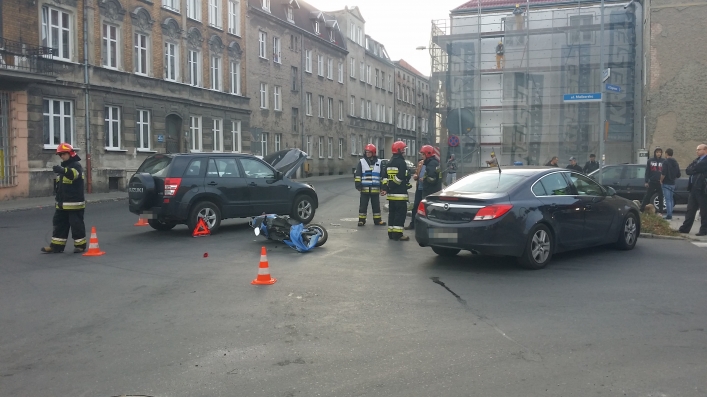 Groźne zderzenie na Malborskiej. Dwie osoby w szpitalu
