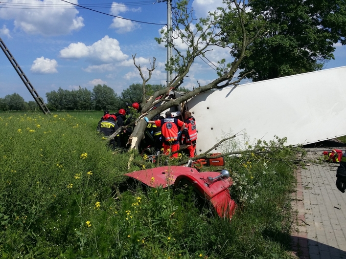 Groźny wypadek na siódemce. Ciężarówka uderzyła w drzewo