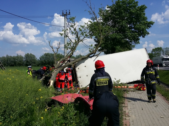 Groźny wypadek na siódemce. Ciężarówka uderzyła w drzewo
