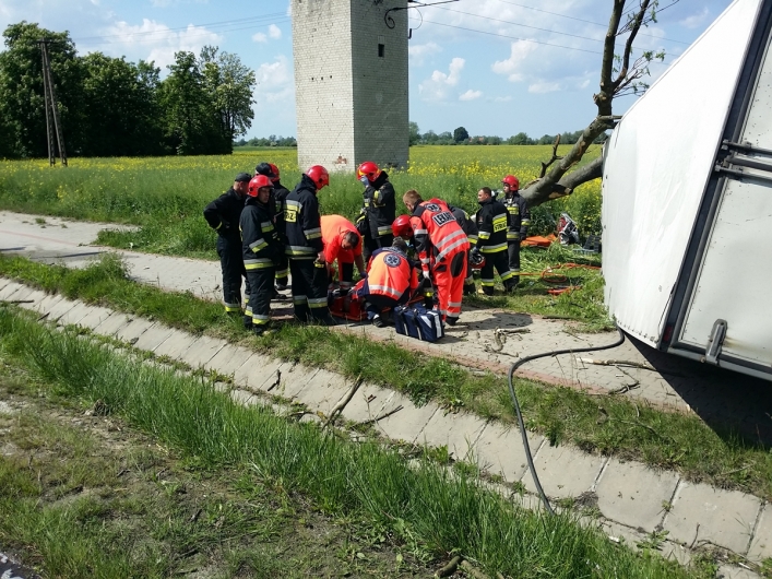 Groźny wypadek na siódemce. Ciężarówka uderzyła w drzewo