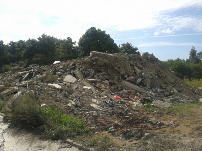 Gruz i ziemia z Ogrodów trafia na Modrzewinę. Czy działka inwestycyjna jest niszczona?