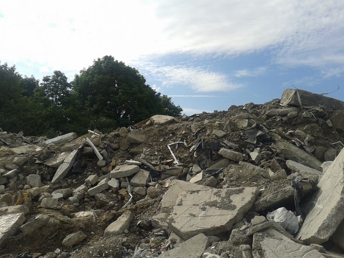 Gruz i ziemia z Ogrodów trafia na Modrzewinę. Czy działka inwestycyjna jest niszczona?