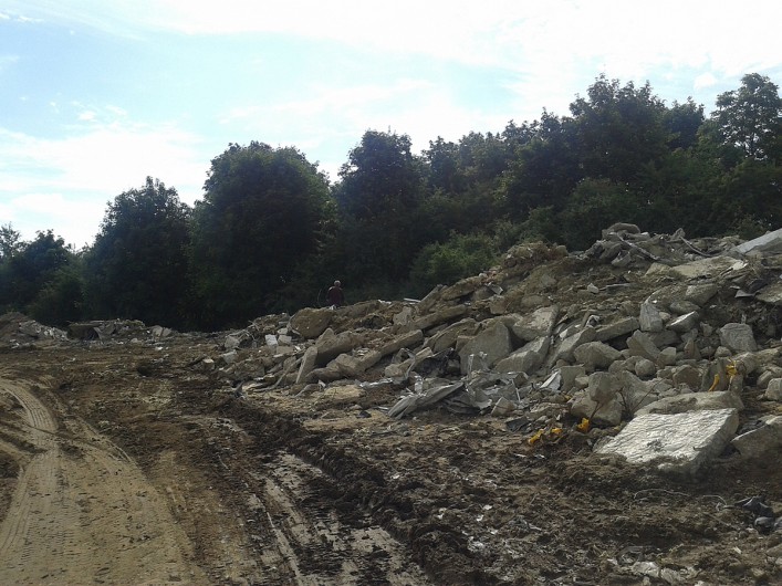 Gruz i ziemia z Ogrodów trafia na Modrzewinę. Czy działka inwestycyjna jest niszczona?