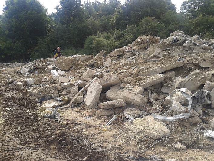 Gruz i ziemia z Ogrodów trafia na Modrzewinę. Czy działka inwestycyjna jest niszczona?