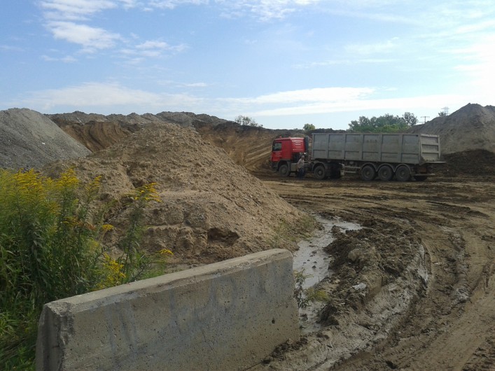 Gruz i ziemia z Ogrodów trafia na Modrzewinę. Czy działka inwestycyjna jest niszczona?