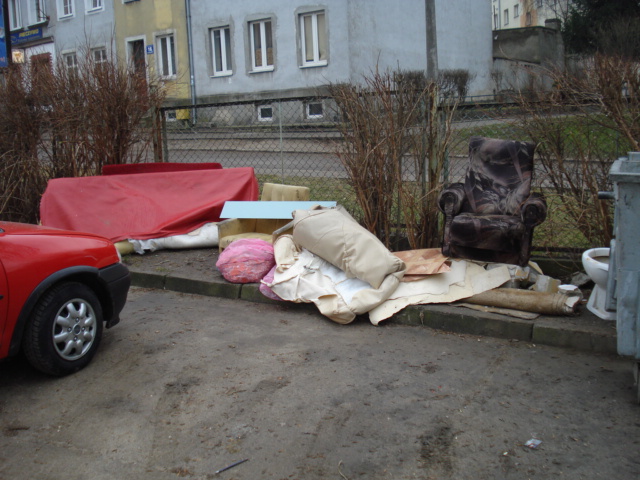 Gruz, niepotrzebne meble czy stary tapczan – co z tym zrobić?