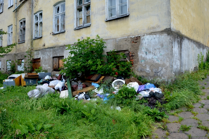 Hałdy śmieci na Traugutta