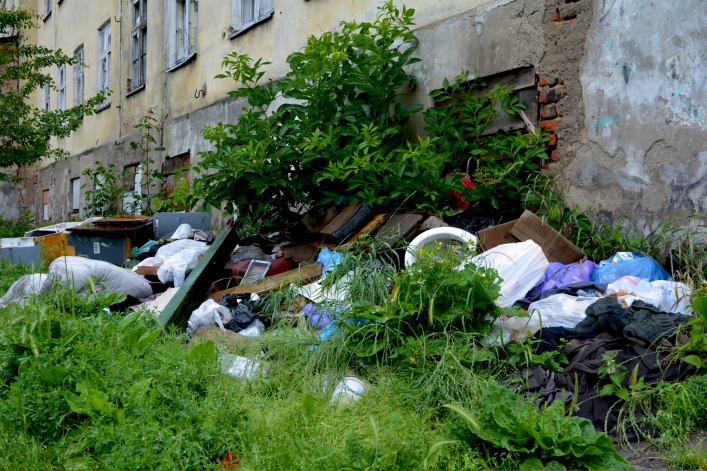Hałdy śmieci na Traugutta