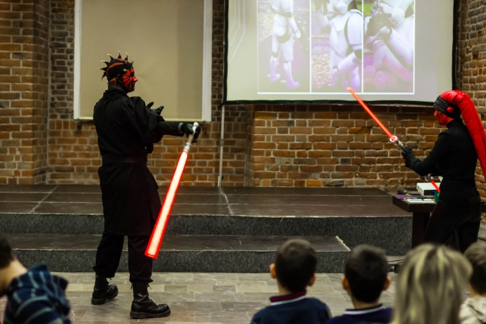 Imperium zaatakowało Bibliotekę Elbląską! Świetlne miecze skrzyżowane