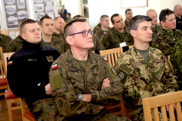 IPN przekazuje żołnierzom NATO stacjonującym w Elblągu  wiedzę o najnowszej historii Polski 