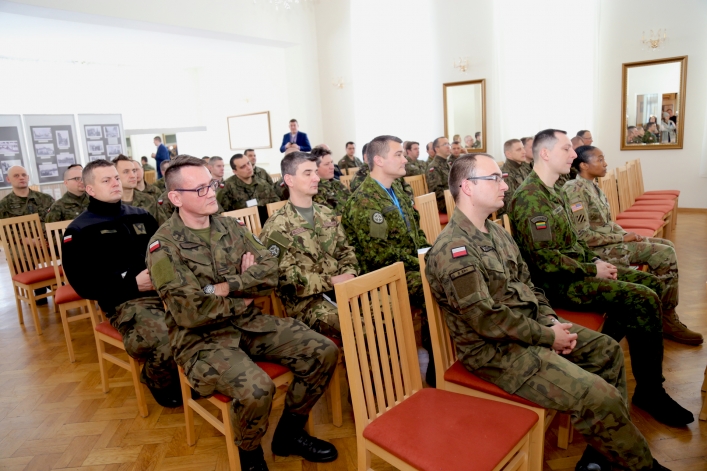 IPN przekazuje żołnierzom NATO stacjonującym w Elblągu  wiedzę o najnowszej historii Polski 