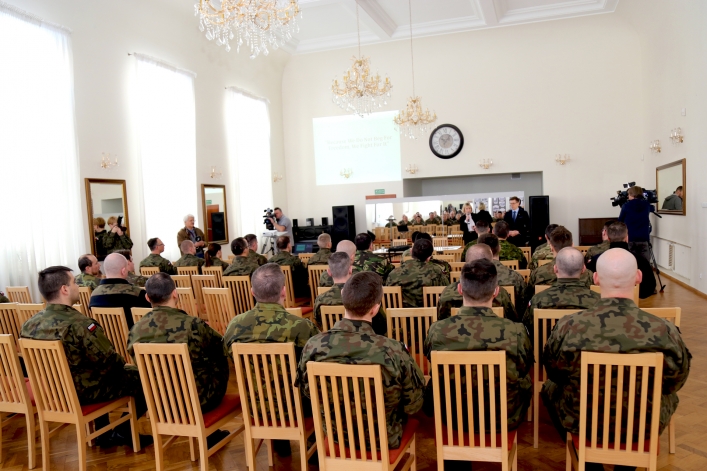 IPN przekazuje żołnierzom NATO stacjonującym w Elblągu  wiedzę o najnowszej historii Polski 