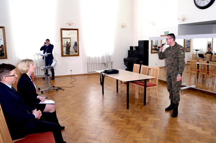 IPN przekazuje żołnierzom NATO stacjonującym w Elblągu  wiedzę o najnowszej historii Polski 